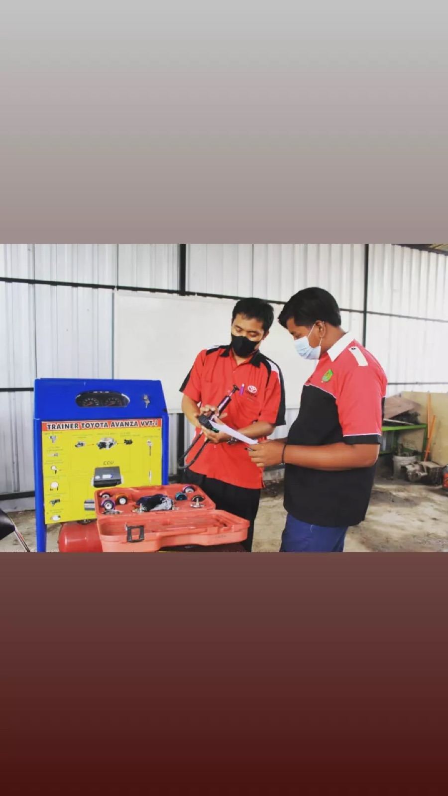 Siswa TKR praktik dengan Trainer Toyota Avanza VVT-i