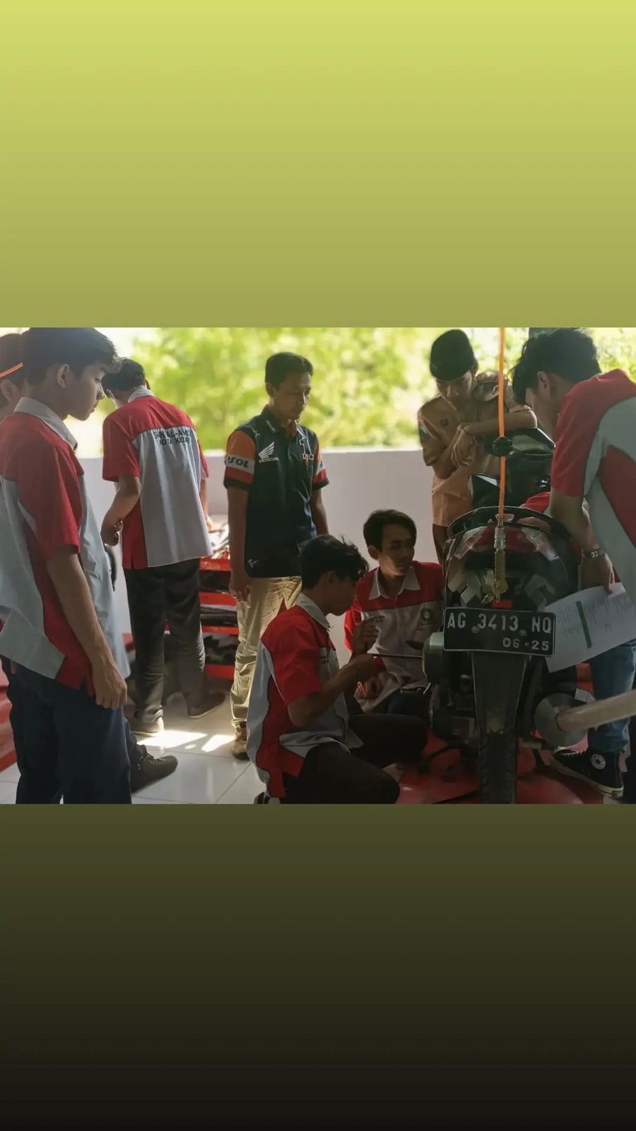 Praktik siswa TBSM di bengkel sepeda motor